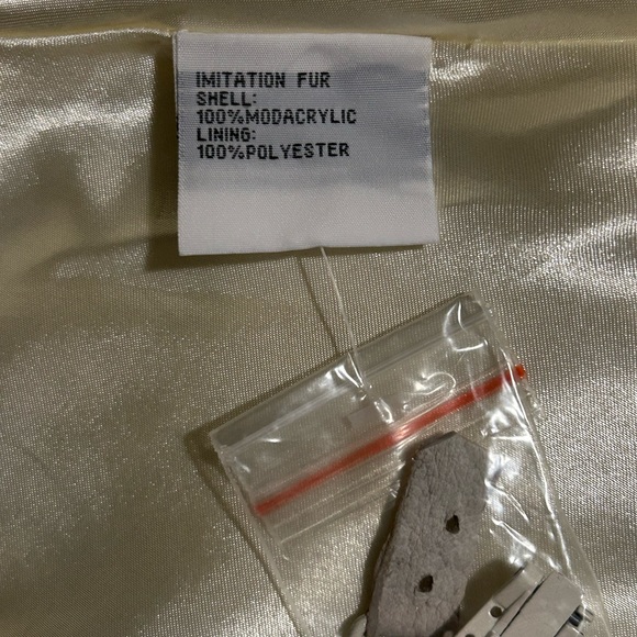 Women’s Ms. Design Collection white faux fur cape (Never worn) Size 2X - Picture 13 of 14